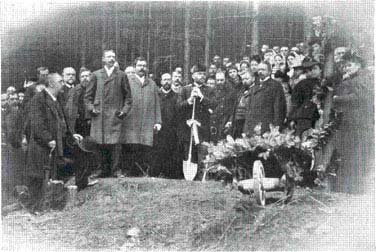 25. März 1897, Spatenstich zum Bau des E-Werks
Bildmitte (mit Spaten): Bezirkshauptmann Franz Breitfelder
Foto aus: Josef Pexider, 60 Jahre ZEG